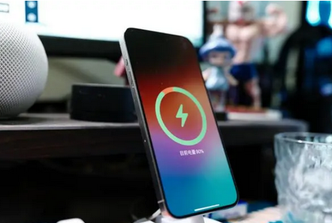 康乐苹果15换屏服务分享用什么充电器给iPhone15充电更好 